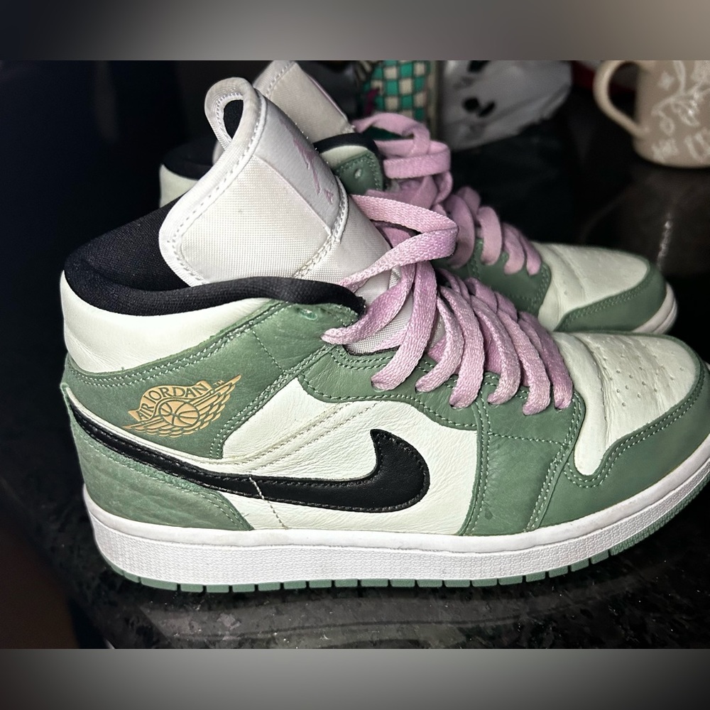 Wmns Air Jordan 1 Mid SE 'Dutch Green'